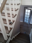 Деревянная лестница на металлокаркасе в коттедж