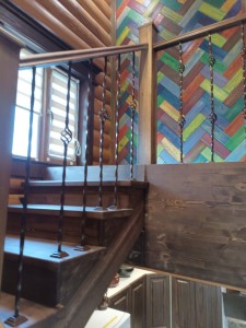 Деревянная лестница с кованными балясинами