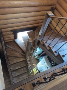 Деревянная лестница установлена в коттедж, г.Тюмень