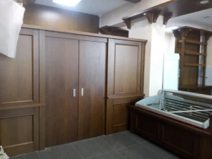 Буфет. Перегородка, двери купе, дуб,шпон