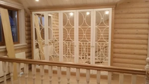 Широкий шкаф из дерева под заказ