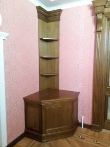 Угловой шкафчик с полками